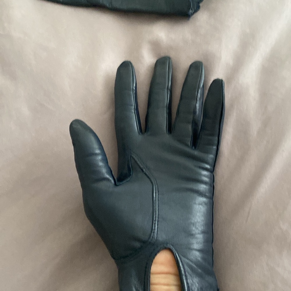 Ladies genuine vintage leather gloves in excellent condition. No rips. - Picture 5 of 6